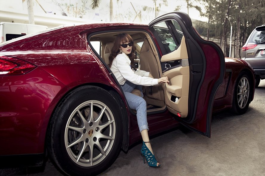 Năm 2014, nữ diễn viên Minh Hằng chi 6 tỷ đồng để sở hữu chiếc Porsche Panamera hạng sang.