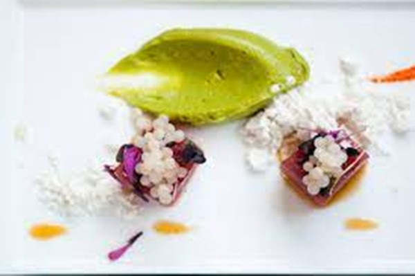 Trứng có thể ăn kèm với bánh hạnh nhân, kem chua và rượu champagne hoặc có thể chế biến thành các món súp, salad. Ảnh: Getty