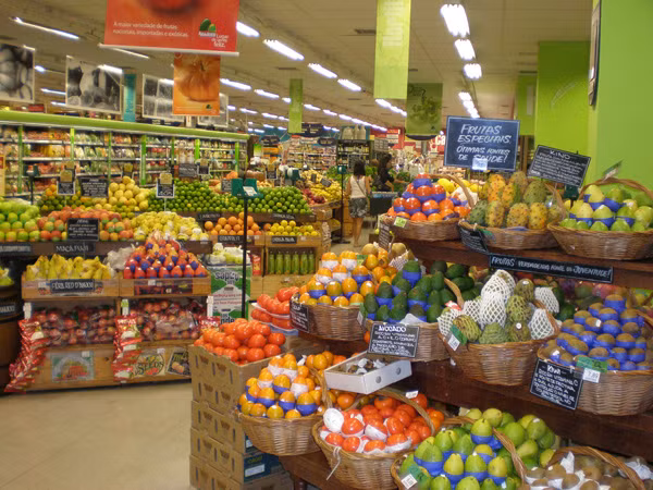 Khi mua sắm trong siêu thị, nếu thấy một chiếc hộp bị bóp méo, hoặc một sản phẩm sắp hết hạn, hãy đưa ra lời thương lượng với nhân viên cửa hàng xem bạn có thể mua nó với giá ưu đãi hơn không.