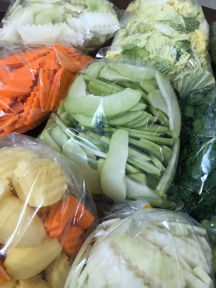 Rau xanh giải phóng khí theo thời gian có thể làm túi phồng ra, vì vậy túi ít phồng thường sẽ tươi hơn túi có nhiều không khí hơn. Nguồn ảnh: Internet