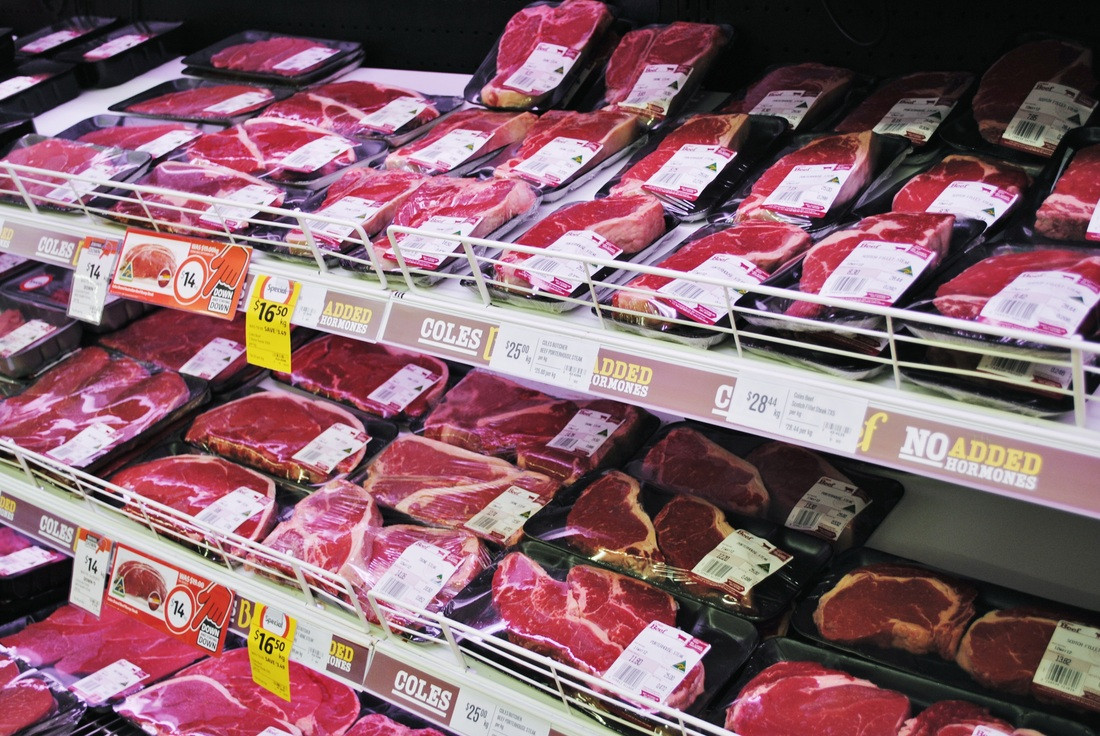 Nếu mua thịt trong siêu thị, đừng quên nhờ nhân viên phục vụ tại quầy hỗ trợ cắt thịt theo từng miếng, chặt và chia nhỏ con gà…Việc này sẽ giúp cho bạn tiết kiệm được nhiều thời gian để khi về nhà chỉ việc chế biến.