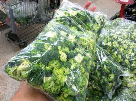 Với rau xanh đóng túi, hãy lựa túi không có nhiều không khí trong đó.
