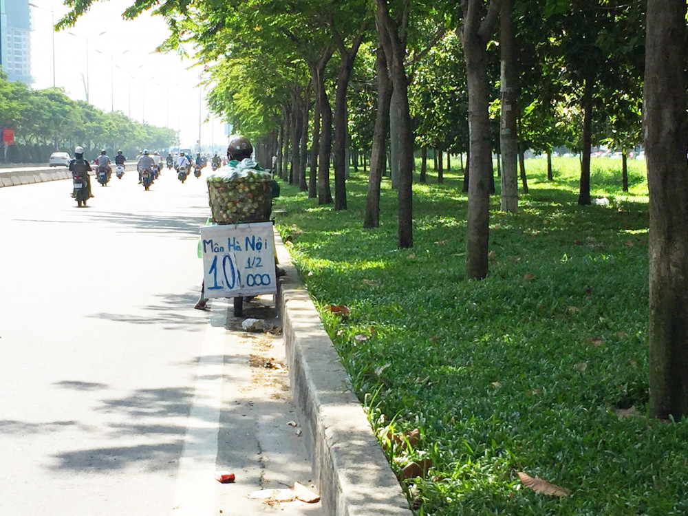 Giá niêm yết trên bảng là 10.000 đồng nhưng thật chất là đơn vị ½ kg được viết nhỏ phía sau. Ảnh: NTD