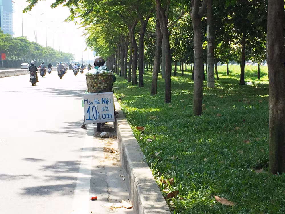 Giá niêm yết trên bảng là 10.000 đồng nhưng thật chất là đơn vị ½ kg được viết nhỏ phía sau. Ảnh: NTD