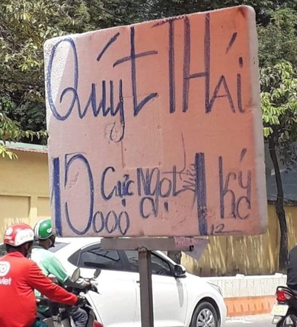 Người bán trái cây này còn viết số 5 mà tưởng như số 0. Nếu đi từ xa khách nghĩ mức giá quýt chỉ là 10.000 đồng,lại gần mới ngớ người là 15.000 đồng. Ảnh: Internet