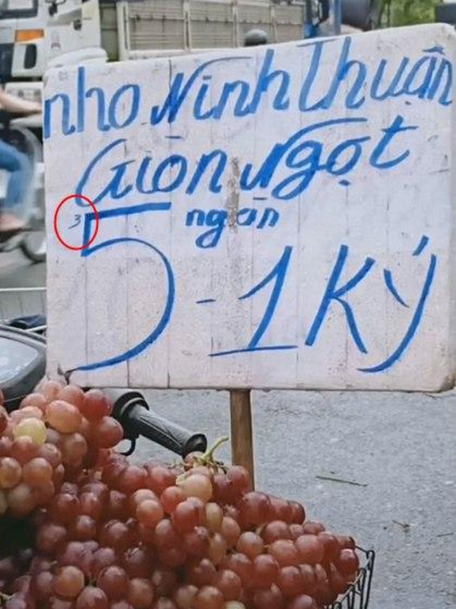 Phải thật tinh ý người mua mới phát hiện ra số 3 nhỏ tí teo nằm ở góc trên bên trái. Hóa ra 35 ngàn đồng mới là mức giá bán thực sự của loại nho này. Ảnh: Tri thức trẻ