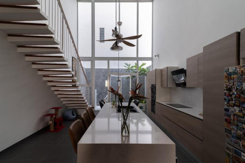 Nhà bếp thiết kế tối giản với nội thất mộc mạc.