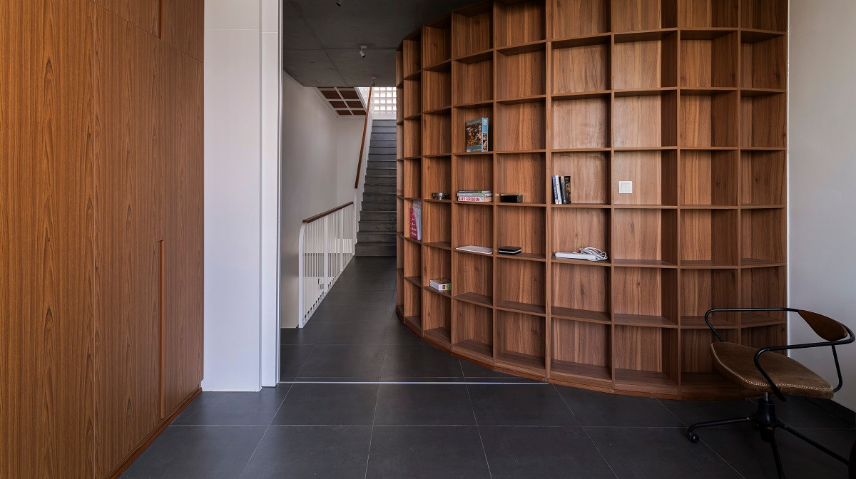 Ý tưởng về sự xác lập mối quan hệ giữa khoảng chung và riêng còn thông qua giải pháp ngăn cách mềm bằng vách di động tạo sự liên tục cho chức năng thư viện và sân chơi trong nhà, qua đó người sử dụng có thể chủ động được các giới hạn trong không gian.