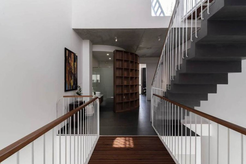 Từ vị trí của cầu thang có thể cảm nhận rõ sự thay đổi của ánh sáng mặt trời ở các thời điểm trong ngày.