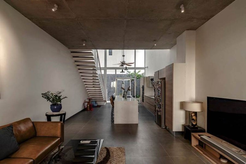 Ngoài ra còn tạo sự tương phản về tỷ lệ giữa các khối tích chung và riêng trong bố cục không gian của căn nhà. 