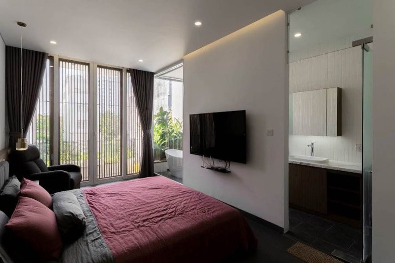 Phòng ngủ thiết kế đơn giản, hướng ra mặt tiền. Nguồn ảnh: Tô Nguyễn