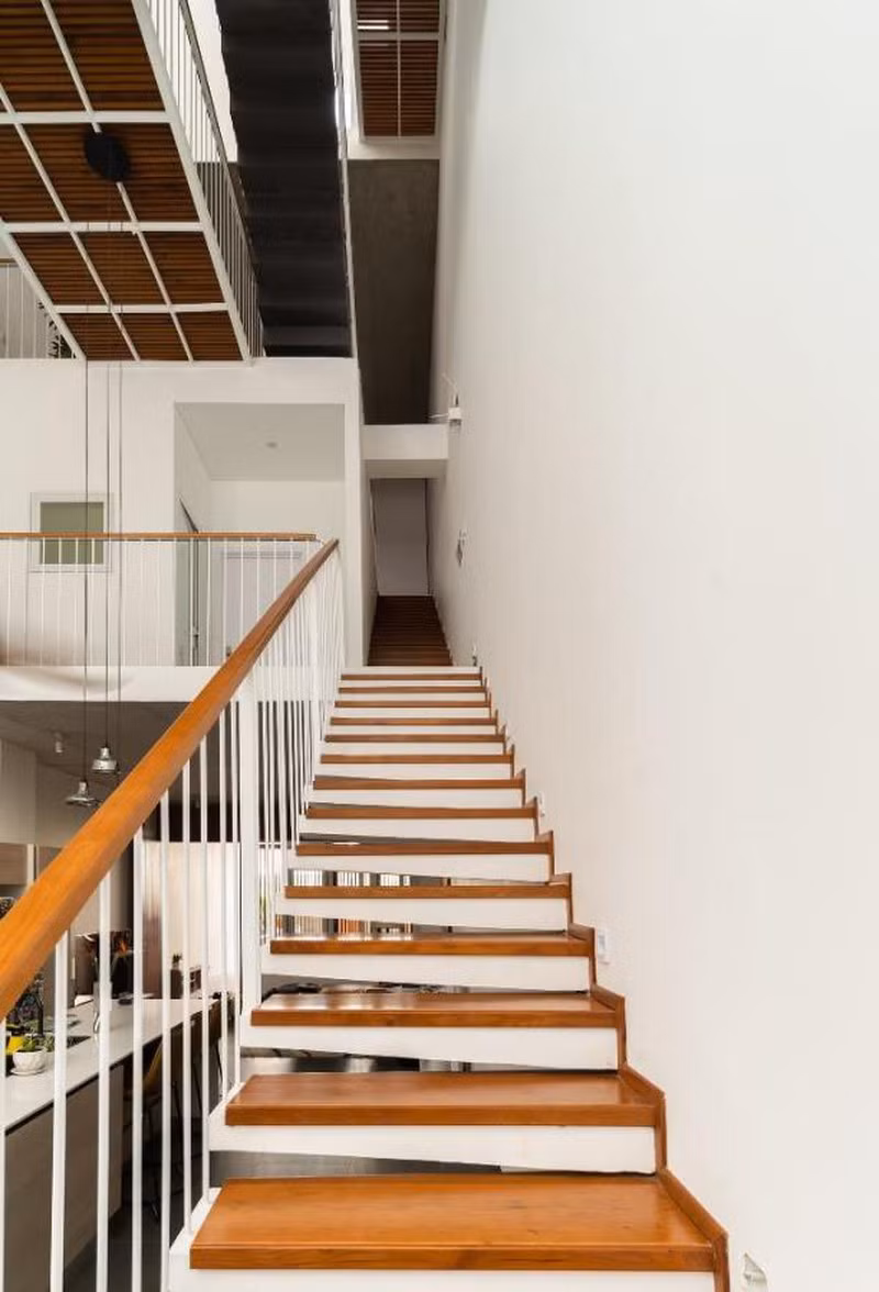 Lối cầu thang lên các tầng trên của ngôi nhà.
