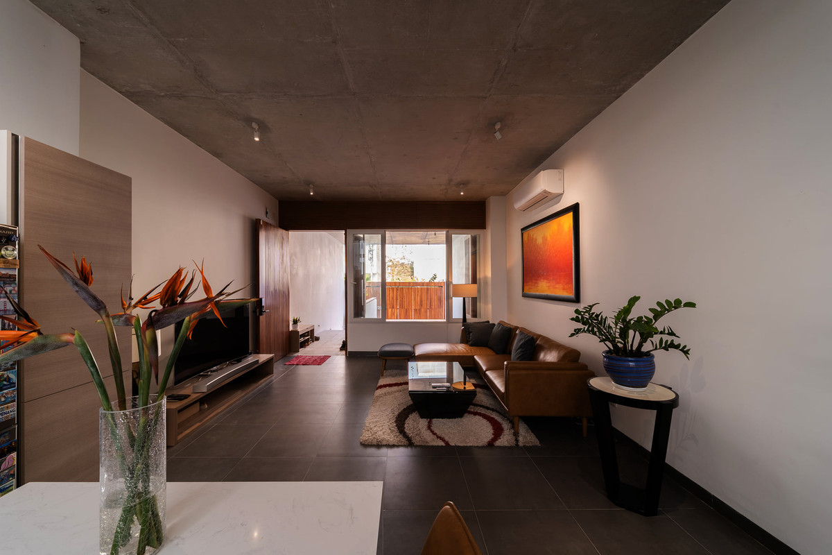 Đối với giải pháp không gian. Các không gian chung ở tầng trệt và lầu 2 được mở thông lên trên để lấy được nhiều ánh sáng cho các hoạt động gia đình.