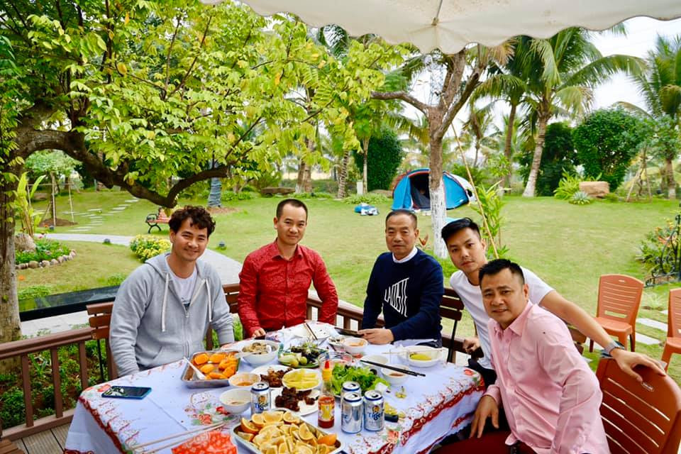 Thời gian rảnh rỗi, nghệ sĩ Xuân Bắc thường mời đồng nghiệp thân thiết về nhà mở tiệc ngoài sân vườn, ăn uống và trò chuyện. Ảnh: Dân Việt