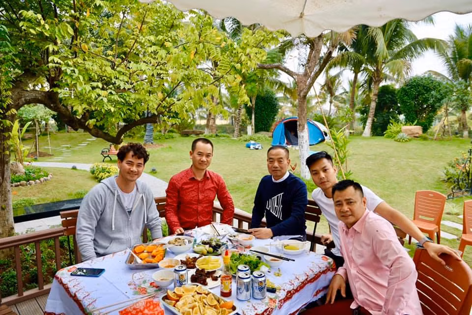 Thời gian rảnh rỗi, nghệ sĩ Xuân Bắc thường mời đồng nghiệp thân thiết về nhà mở tiệc ngoài sân vườn, ăn uống và trò chuyện. Ảnh: Dân Việt