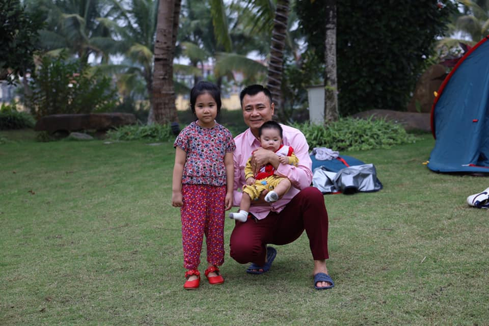 Ba bố con Tự Long chụp hình trên thảm cỏ trong căn nhà vườn rộng rãi của Xuân Bắc. Ảnh: Dân Việt.