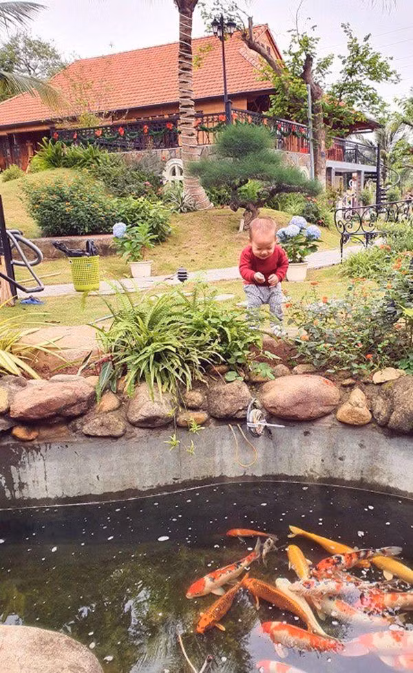 "Biệt phủ" được xây dựng trên khu đất ở ngoại ô thành phố, tách biệt với không gian nhộn nhịp, huyên náo của phố thị. Ảnh: Lao động