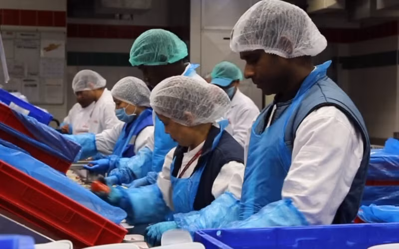 662 đầu bếp và 11.000 nhân viên tại đây luôn túc trực do thời gian làm việc không cố định.