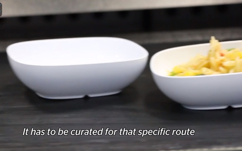 Nhà bếp của Emirates Airline mang đến hương vị đặc trưng của khu vực/thành phố hành khách sẽ tới nhằm đảm bảo khách luôn cảm thấy thoải mái như ở nhà trong cả chuyến bay.