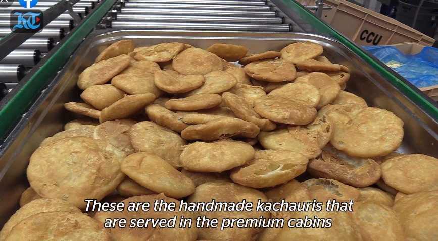 Tất cả suất ăn được đóng gói cẩn thận trong các khay, sau đó bàn giao cho đội hậu cần ASI lắp ráp và vận chuyển đến những máy bay khác nhau trước giờ khởi hành chuyến bay 6 tiếng.