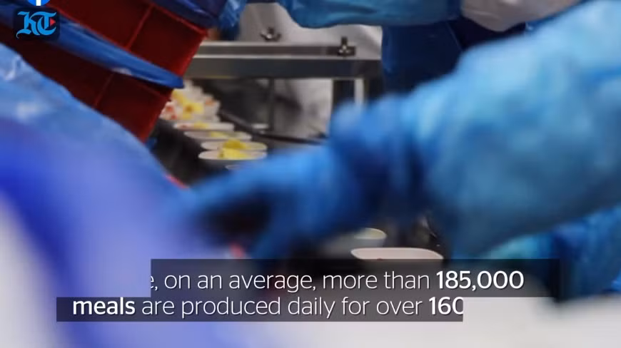 Nhà bếp rộng 70.000m2, tương đương 9 sân bóng đá. Cơ sở luôn hoạt động hết công suất để đáp ứng nhu cầu của hành khách.