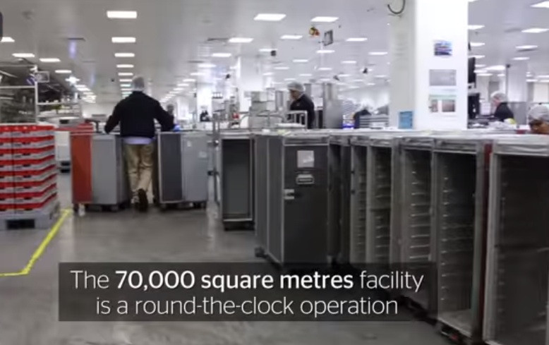 Bếp chia làm 3 khu: khu bếp nóng, khu bếp lạnh và khu làm bánh, đồ tráng miệng.