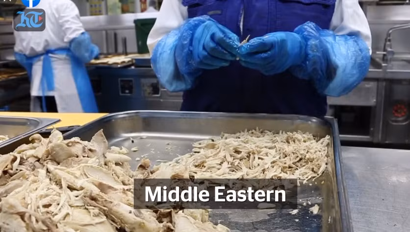 Trước ít nhất một năm, nhân viên của trung tâm bắt đầu xử lý dữ liệu và phản hồi nhận được từ thông tin về sở thích ăn uống của hành khách cũng như các xu hướng ẩm thực.