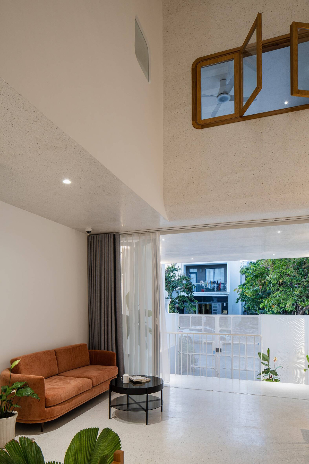 Phòng khách thiết kế đơn giản, hướng ra sân trước.