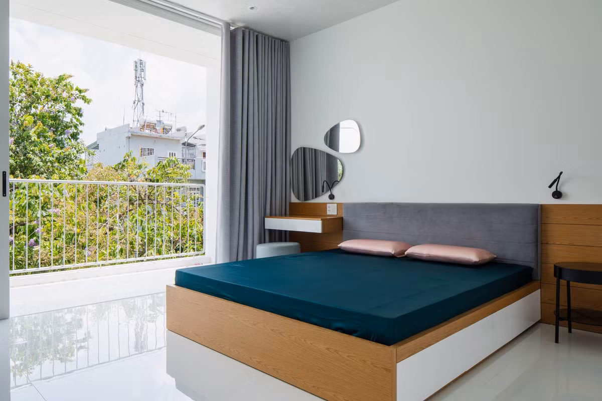 Sàn phòng ngủ màu trắng có tác dụng phản chiếu ánh sáng.