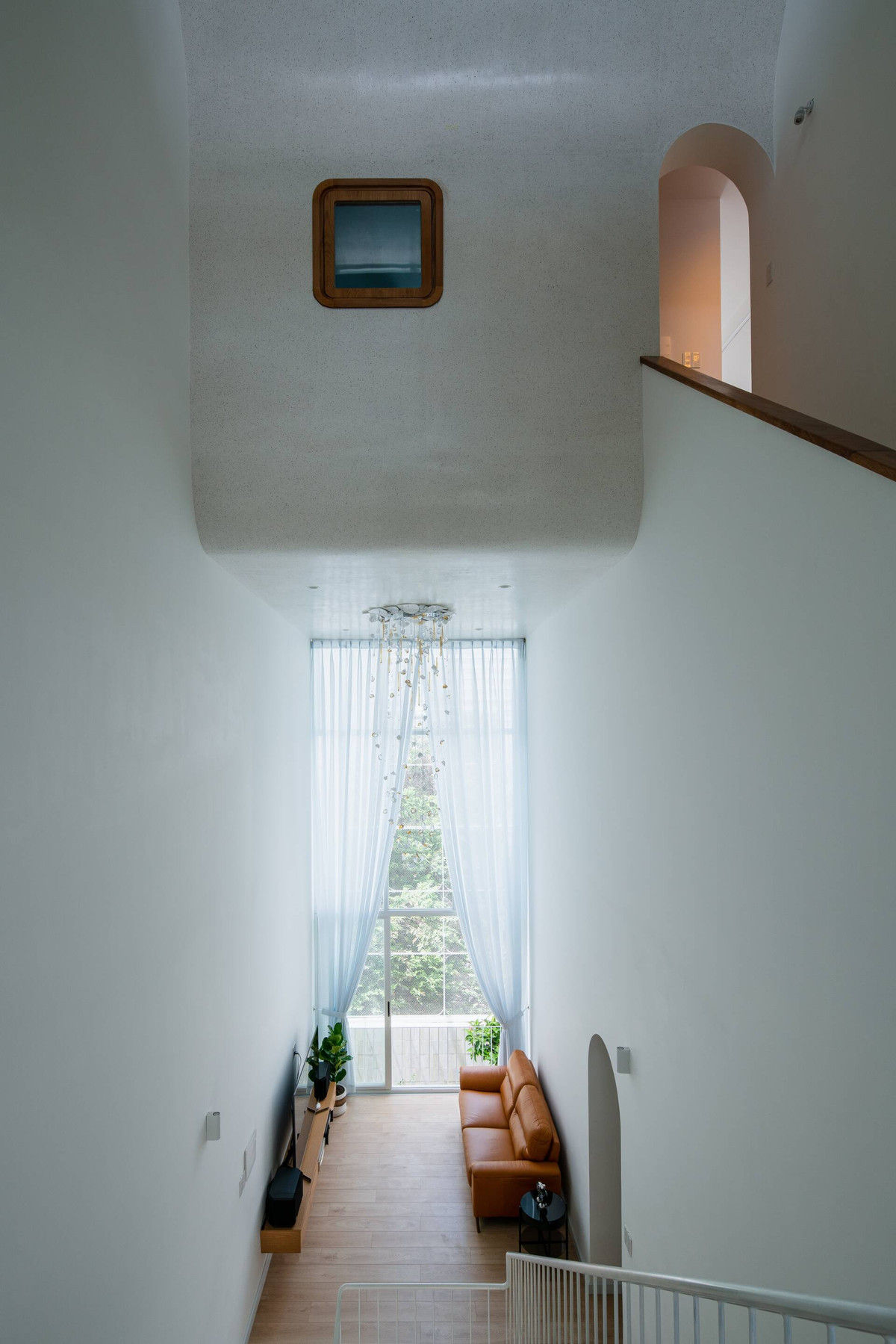 Đường cong tạo nên hiệu ứng ánh sáng từ ô cửa sổ trần mang đến cảm giác mềm mại.