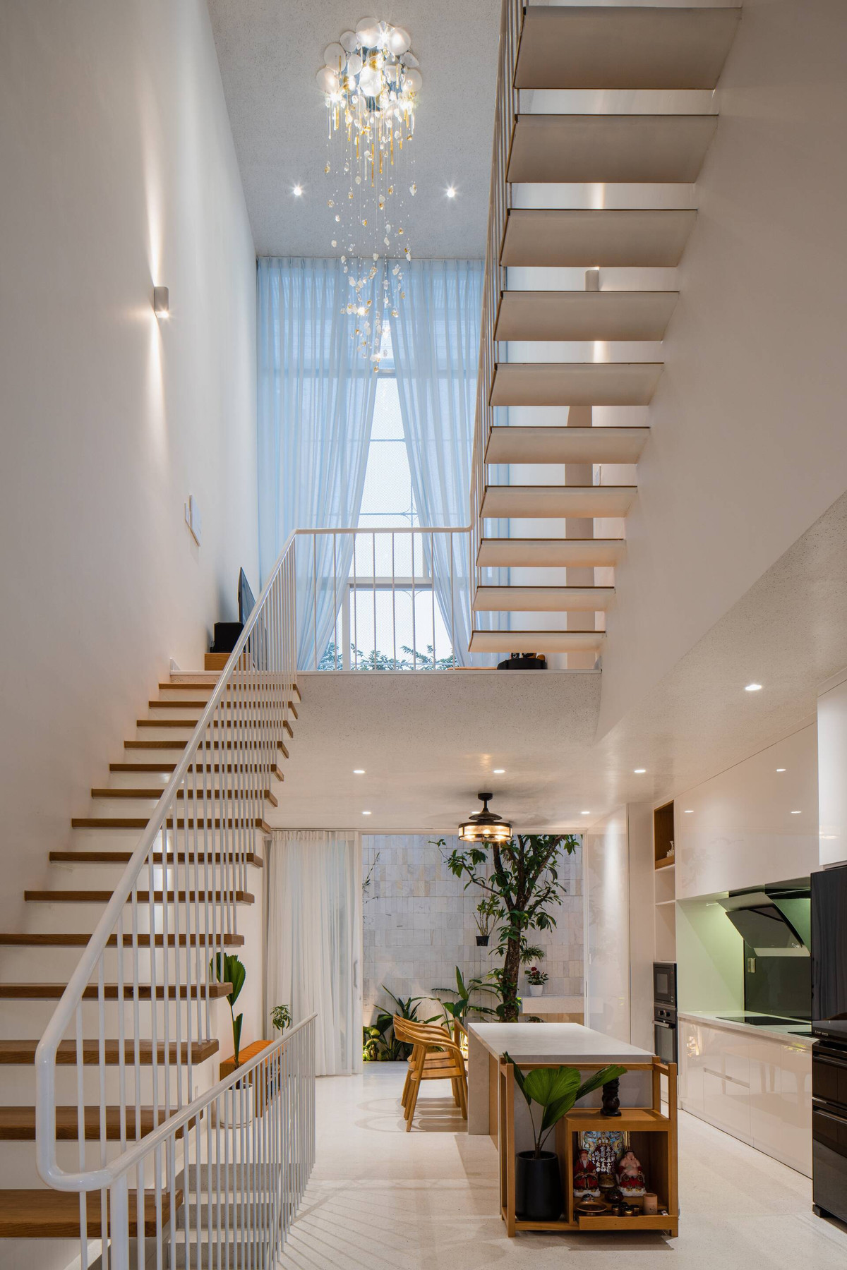 Khu bếp và bàn ăn bố trí cạnh sân sau, tạo sự thoáng mát.