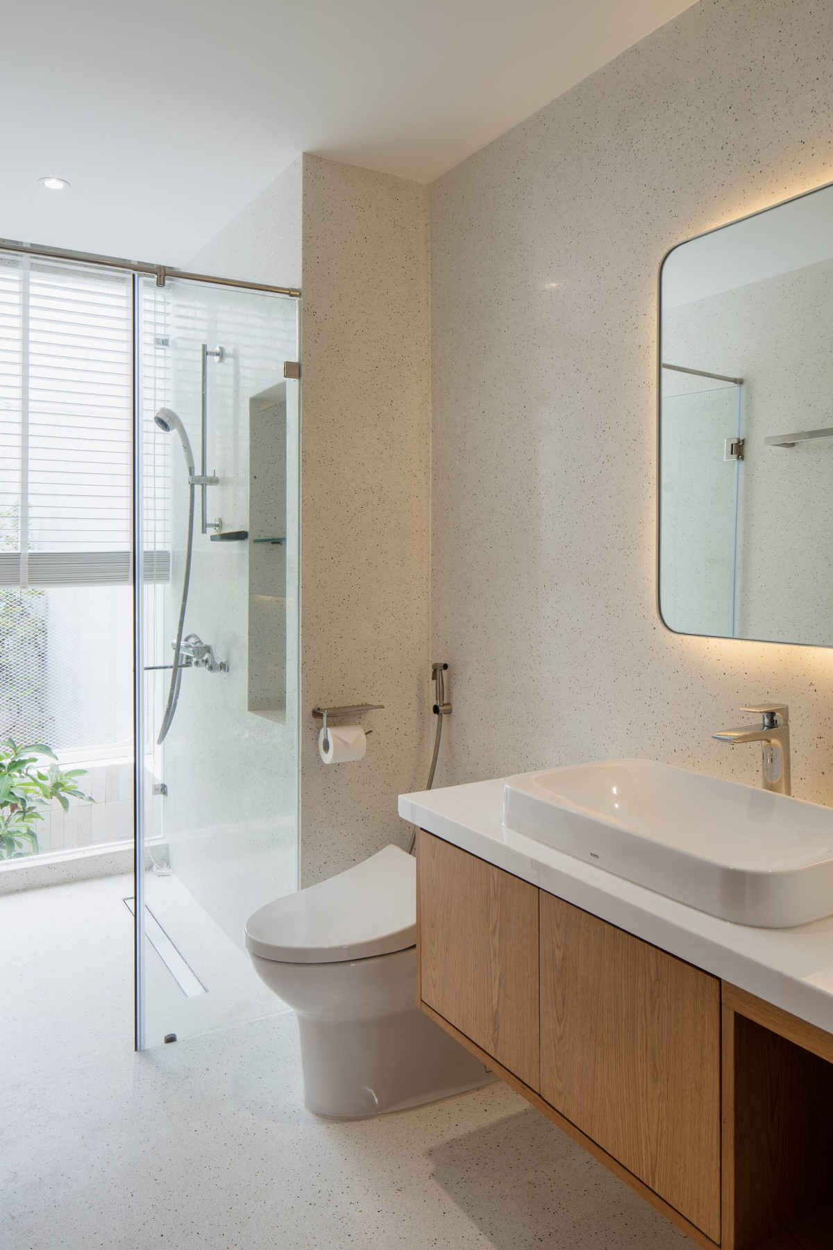 Nhà vệ sinh hiện đại với sàn và tường đều sử dụng đá terrazzo.