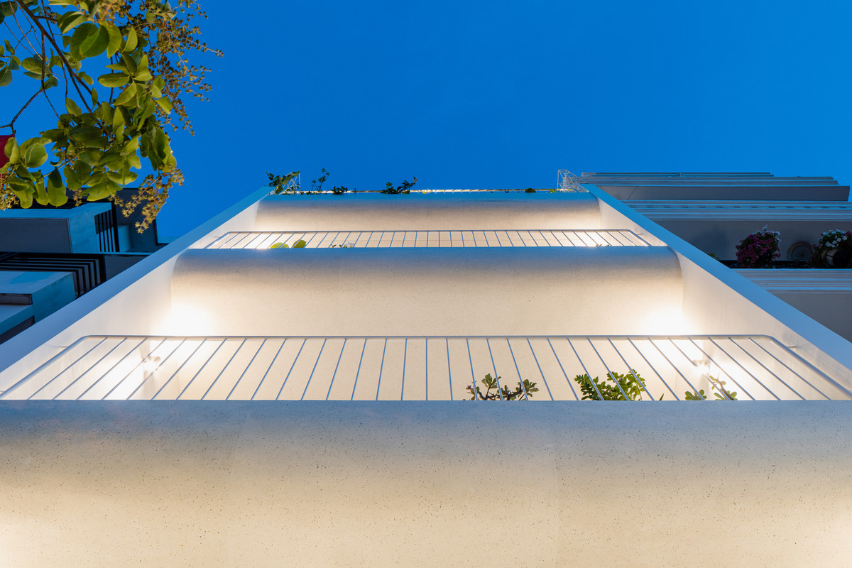 Trên diện tích 5x18m2, công trình thiết kế dạng nhà ống, đáp ứng mong muốn của gia chủ về một không gian mang tính kết nối nhưng đồng thời cũng thể hiện được những cá tính riêng.