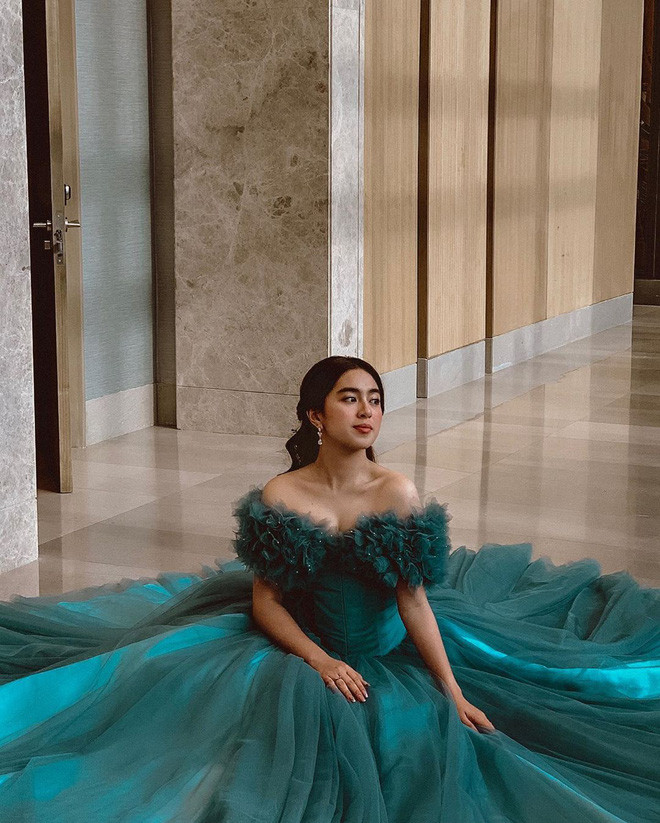 Tại sự kiện này, nàng tiểu thư Philippines diện loạt váy dạ hội được may đo tỉ mỉ, đính kết những viên đá lấp lánh. Cô lên kế hoạch cùng thợ trang điểm, nhà thiết kế trước ngày tổ chức bữa tiệc tới 2 năm để đảm bảo mọi thứ được như ý.