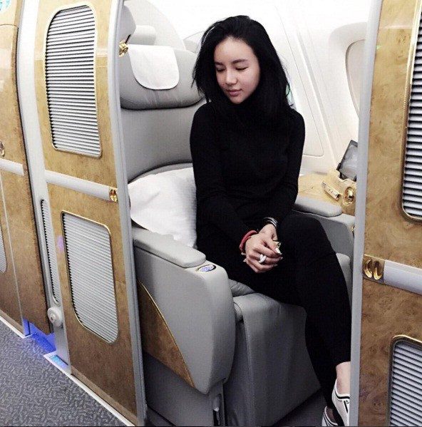 Tiểu thư Singapore còn khiến nhiều người ngưỡng mộ vì thường xuyên di chuyển bằng chuyên cơ khoang hạng nhất hoặc xế hộp hạng sang.