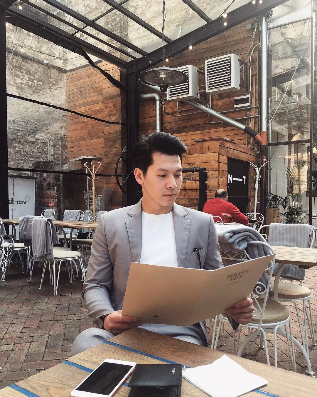  Thiếu gia Hà thành cũng bật mí rằng anh chàng thích một cô gái "hư" nhưng sẽ đối xử tốt với riêng mình.