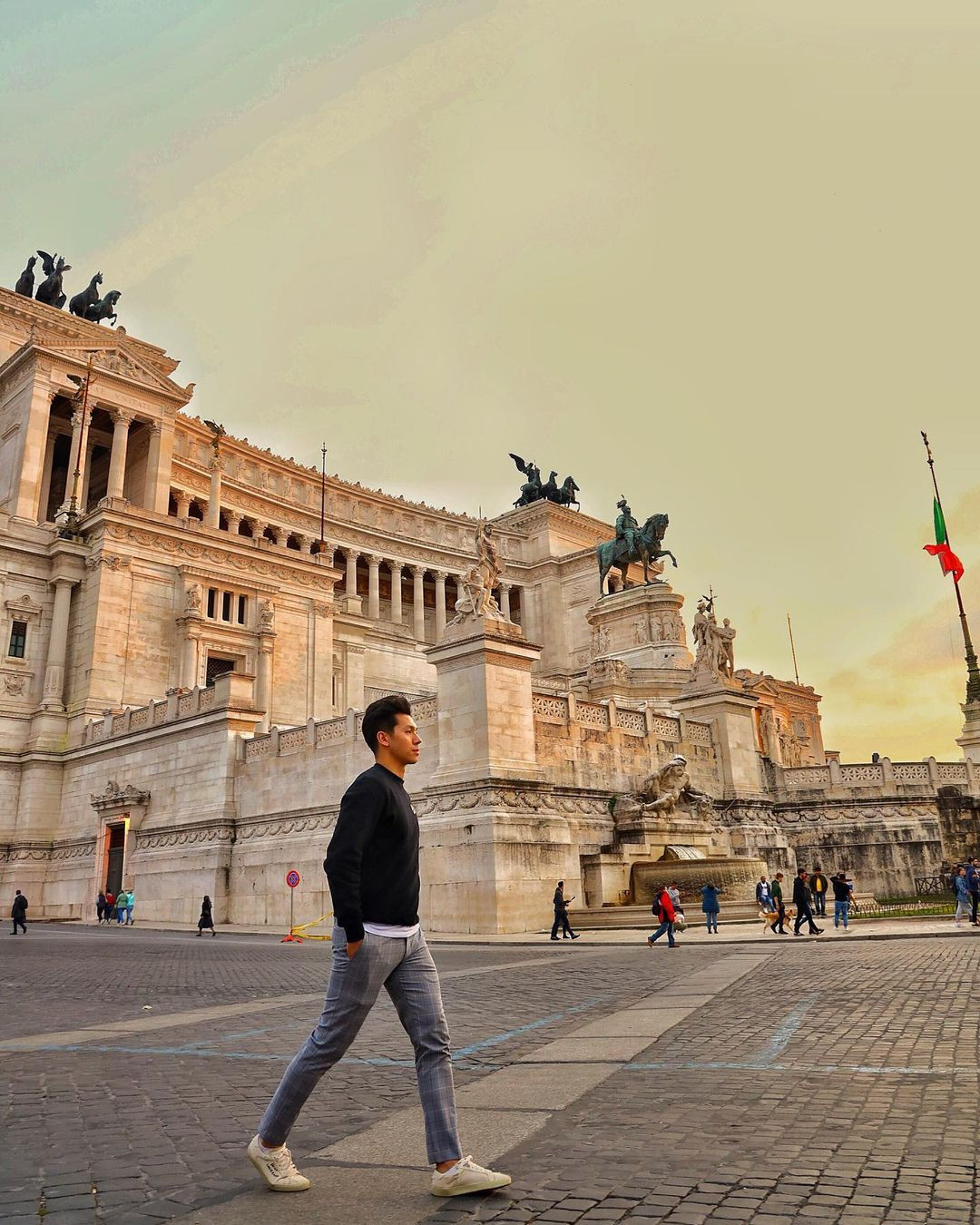 Về tiêu chuẩn tìm bạn gái, Tuấn Hải khẳng định không tìm bạn gái: "Trong tình yêu thì làm gì có tiêu chuẩn gì để nói. Bạn gặp được một người, rồi thích người đó. Thì người đó sẽ là tất cả".