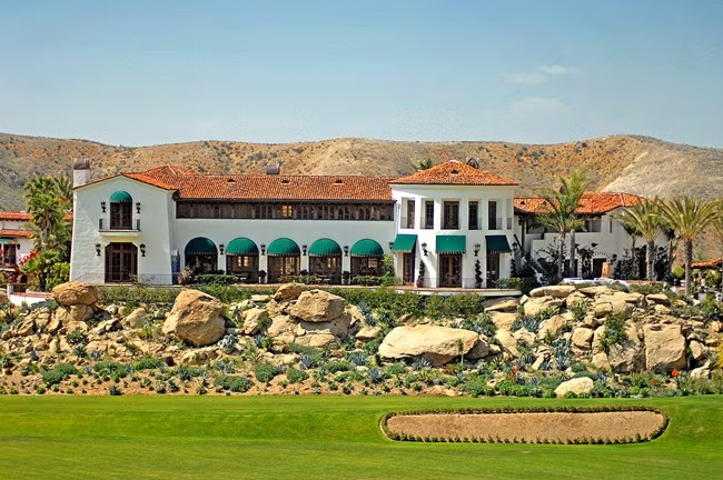 Ngoài ra, tỷ phú Hoàng Kiều còn có một khu bất động sản mà ông đang sở hữu là Trang trại Hummingbird Nest ở Simi Valley, Mỹ. Ảnh: Internet