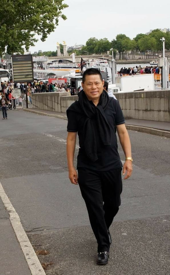 Bên cạnh đó, tỷ phú Hoàng Kiều còn được biết với nhiều lần làm từ thiện cho quê hương. Năm 2006, ông đã hợp tác với Hội chữ thập đỏ để xây dựng 5.000 ngôi nhà tình thương tại quê hương Quảng Trị. Tổng cộng ông đã quyên góp cho Việt Nam khoảng 1 triệu USD. Ảnh: Lao động