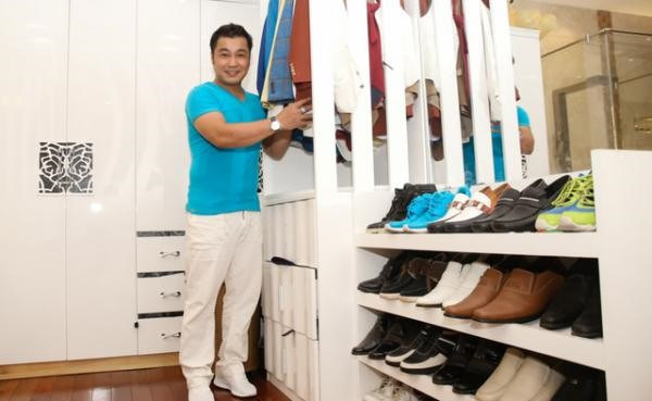 Khu để quần áo, giày dép nổi bật với tông trắng. Ảnh: Lao động.