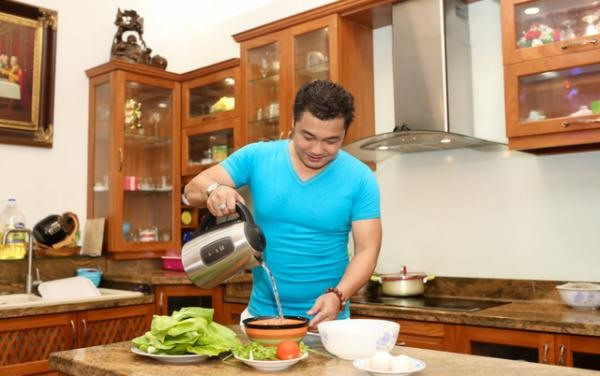 Phòng khách, bếp và phòng ăn không có tường ngăn mang đến không gian mở. Ảnh: Lao động