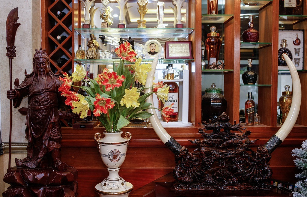 Trong phòng khách, Lý Hùng trưng bày nhiều hình ảnh gia đình, giải thưởng mà các thành viên đạt được trong sự nghiệp diễn xuất. Ảnh: Zing.