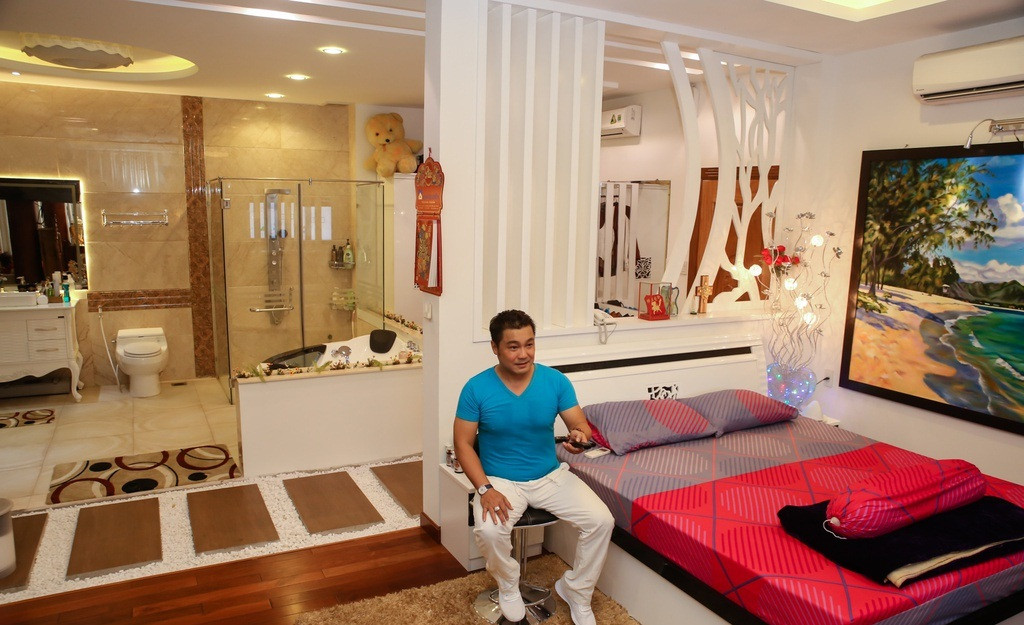 Một khu vực dành cho phòng tắm, tủ quần áo, khu còn lại là không gian phòng ngủ. Ảnh: Lao động