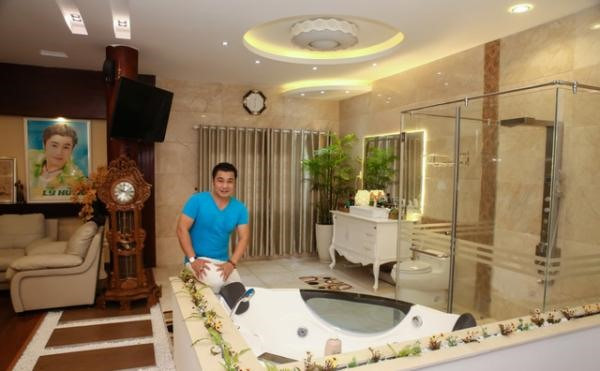 Phòng ngủ rông hơn 100 m2 được Lý Hùng phân thành hai khu. Ảnh: Lao động