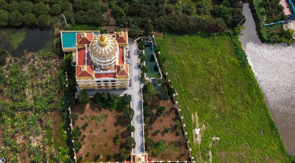 Thời gian gần đây, tòa lâu đài của ông Đỗ Trọng Sáu (56 tuổi, thôn Trung Châu, xã Đông Kết, Khoái Châu, Hưng Yên) thu hút sự chú ý của nhiều qua đường bởi vẻ ngoài nguy nga, tráng lệ. Ảnh: Zing