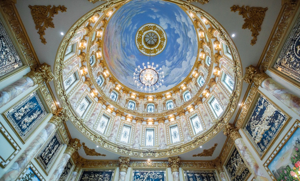 Được biết, tòa nhà do ông Sáu tự thiết kế, chi phí xây dựng khoảng trên dưới 10 tỷ đồng. Ảnh: Zing.