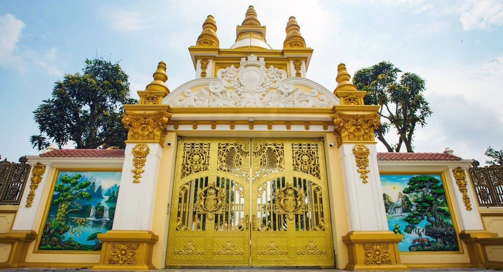 Cổng và tường rào xung quanh lâu đài thiết kế với họa tiết, hoa văn cầu kỳ. Ảnh: Zing.