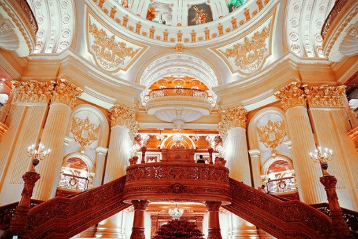 Các chi tiết trong nhà được tạo nên từ nhiều chất liệu khác nhau, như: Vàng, Bạc, Đồng, Gỗ, đá sapphire... Ảnh: ĐSPL