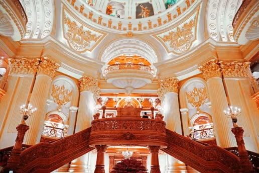 Các chi tiết trong nhà được tạo nên từ nhiều chất liệu khác nhau, như: Vàng, Bạc, Đồng, Gỗ, đá sapphire... Ảnh: ĐSPL