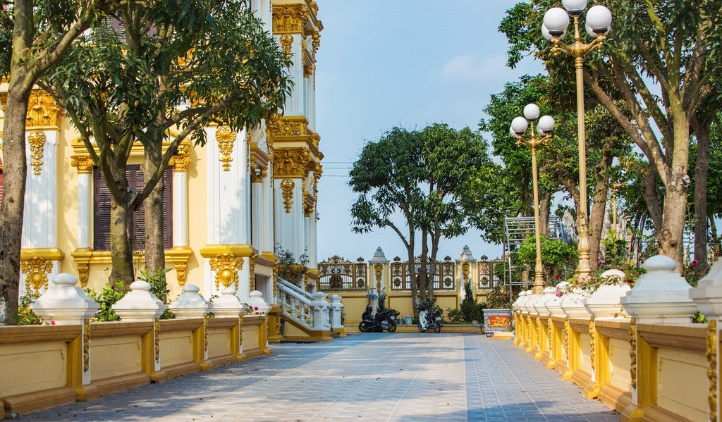 Trong khuôn viên tòa lâu đài trồng nhiều cây ăn quả như xoài, mít, bưởi, hồng xiêm...Ảnh: Zing.